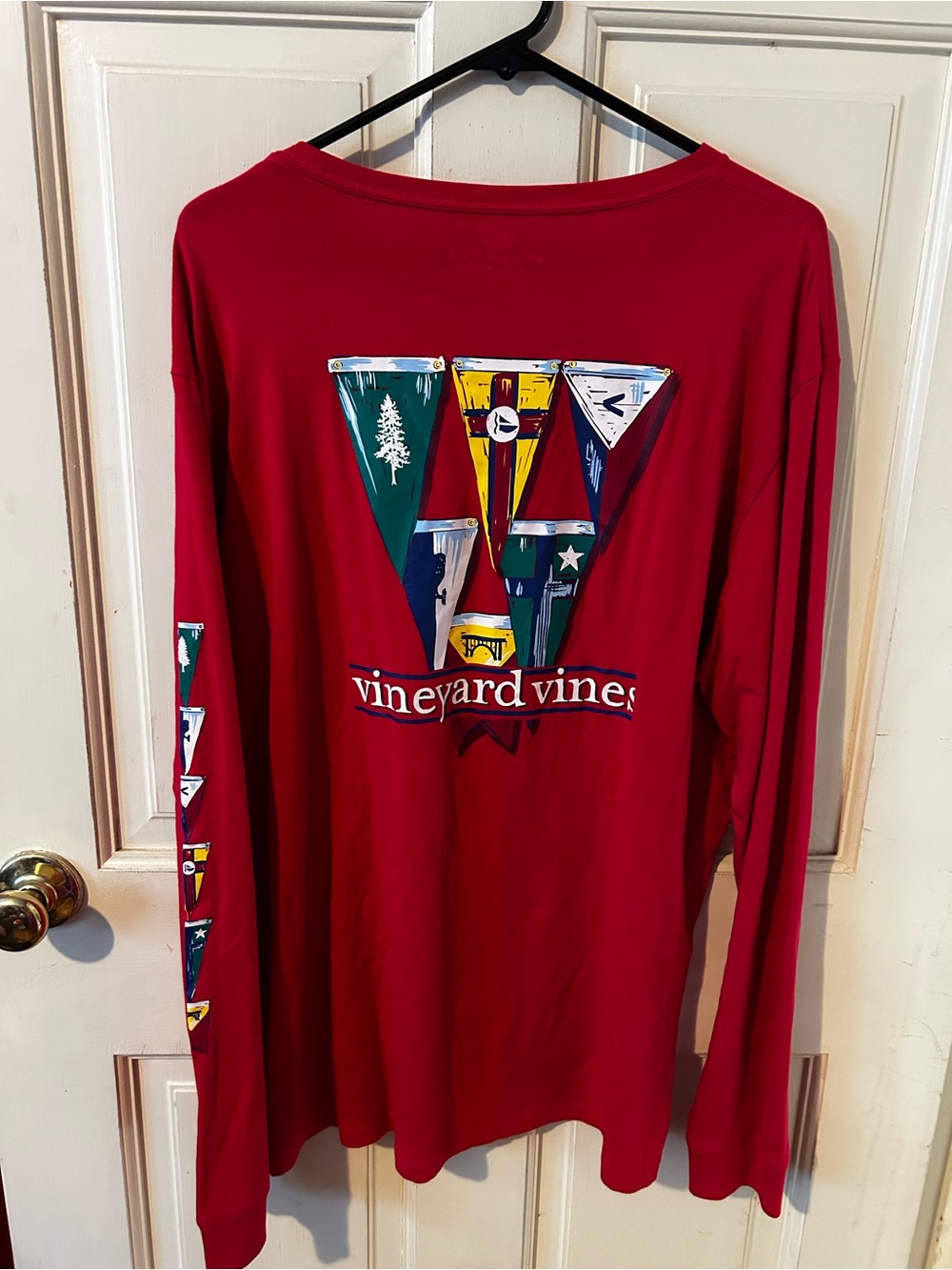 Vineyard Vines Red Long-Sleeve Tee with Multicolor Pennant V Back Graphic